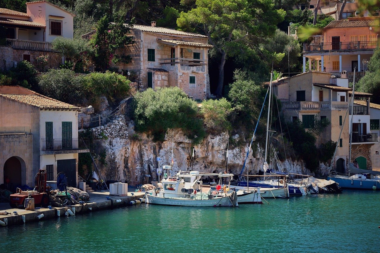 You are currently viewing Stay Safe on the Waves: An Essential Guide to Boating Safety
