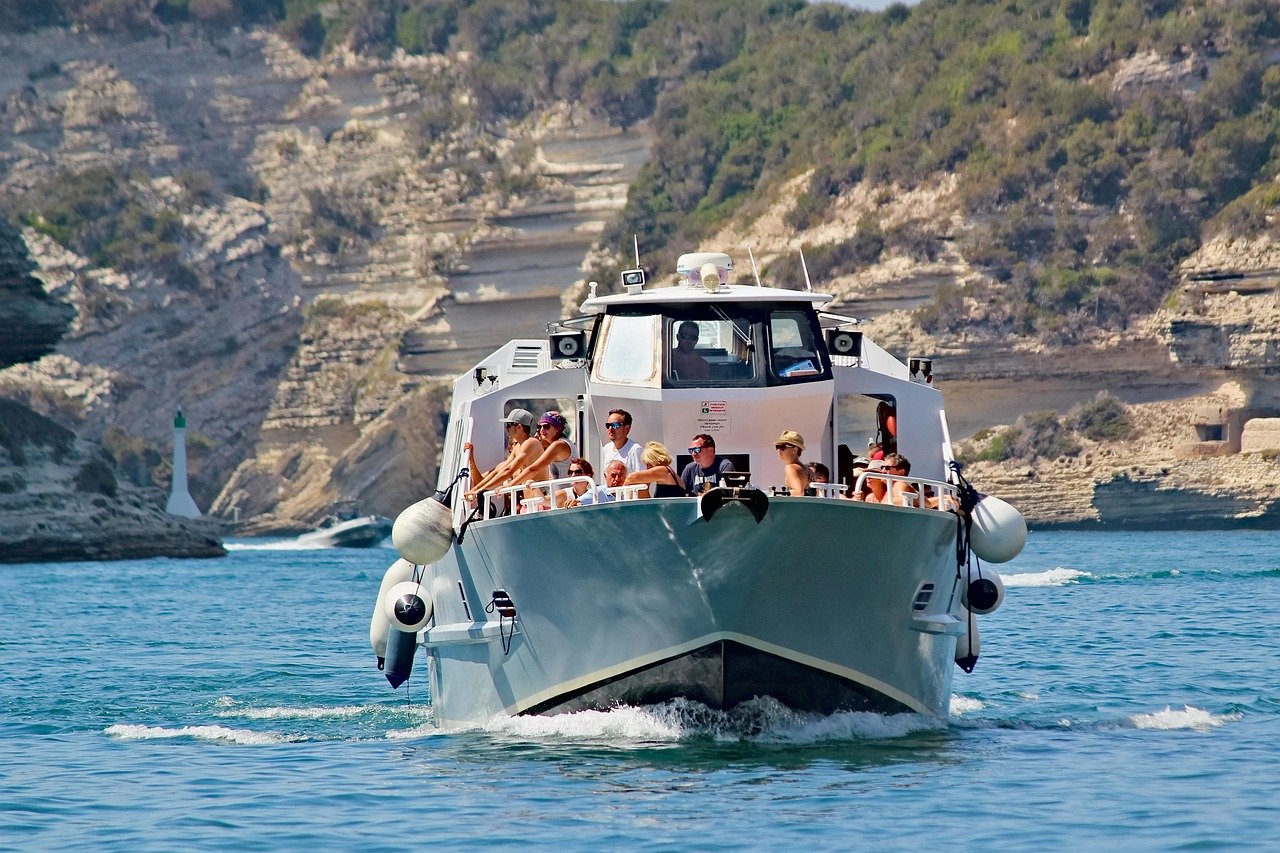 Read more about the article Ultimate Guide to Safe and Enjoyable Boating Practices