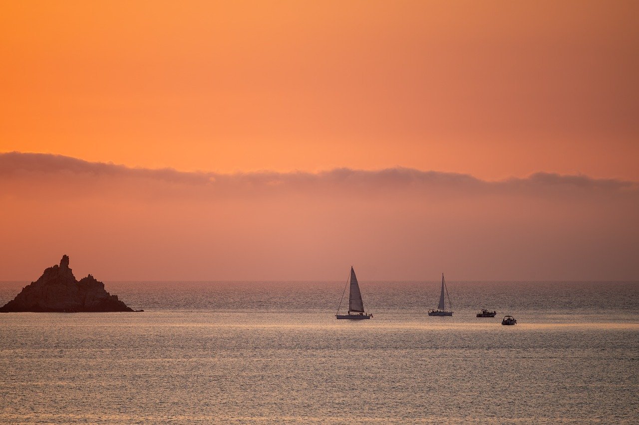 Read more about the article Essential Tips for Safe and Enjoyable Boating Experiences