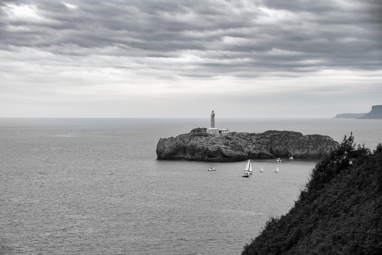 Read more about the article Top 10 Essential Safety Guidelines for Boating Enthusiasts